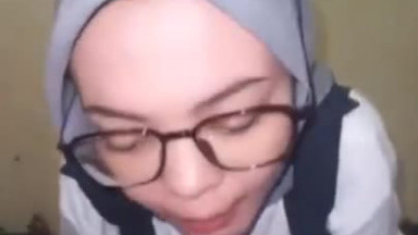 Jilbab kacamata nyepongin pacar di hotel (1)