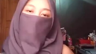 Remaja Jilbab menggesek2 vagina