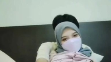 Jilbab Cantik menggeliat klitorisnya digesek2