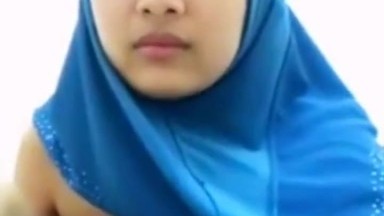 Tyas Mahasiswi Kesehatan Jilbab Biru