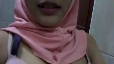 Rifka Jilbab Pink remes2 toge