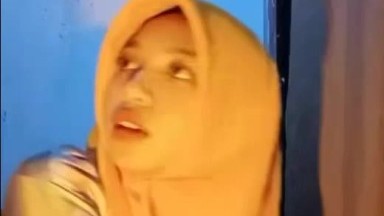 Ukhti Jilbab Cantik ABG belajar omek