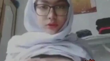 Indri Anak Akper cantik pamer toge