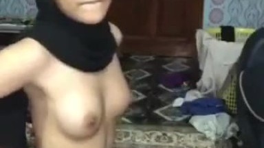 Mira Jilbab Hitam pamer tete kecil memek sempit