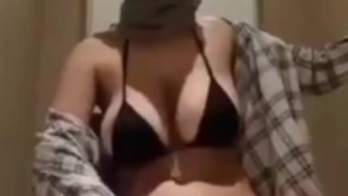 Hijab cantik tapi binaL live omek ngangkang berdiri