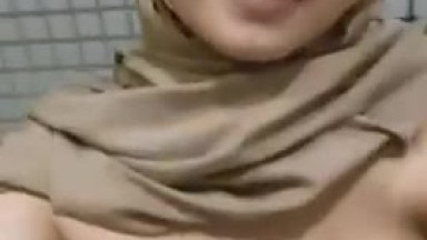 Yuyun Hijab Putingnya ditindik