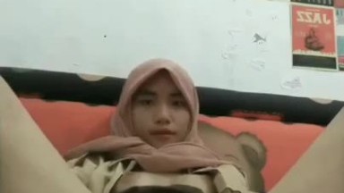 Nining Jilbab Pramuka cantik suka coLmek