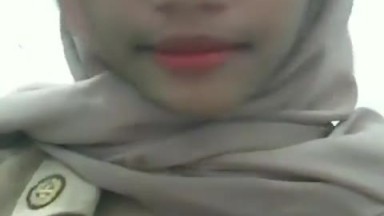 Vanya ABG Jilbab pamer tokay