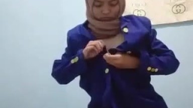 Mirna Mahasiswi Jilbab Jas Biru Sange