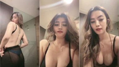 Ebot Host Cantik di Kamar Mandi Spill Uting Toket Kenyot - BOKEPLAH