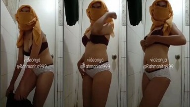 @rahmanita999 jilbab cadar binal lagi pamer body 1 - Bokep Indonesia