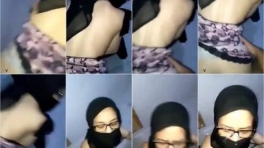 Cewe hijab doggy pegang motor - Bokep Indo Terbaru