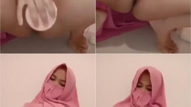 jilbab tudung indonesia playing with huge toy - Bokep Indo Terbaru