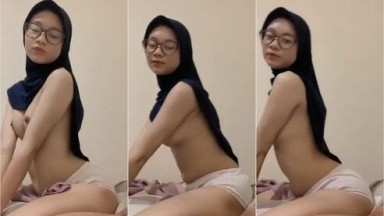 Dede cantik jilbab kacamata - Bokep Indo Terbaru