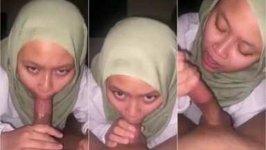 Wanita Jilbab Hijau Menghisap Kemaluan pacarnya - Bokep Indo Terbaru