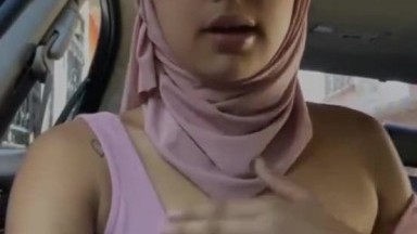 Bokep Hijab cewek sange cantik di atas mobil Vidio 162 - Situs Bokep